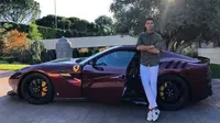 Pesepak bola Cristiano Ronaldo pamer Ferrari F12 TDF. (Instagram @Cristiano)