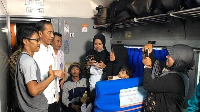 Presiden Jokowi saat berbincang dengan pemudik di Stasiun Senen Jakarta