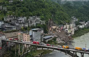 Tebing Bukit Longsor Timbun Permukiman di Chongqing, Puluhan Orang Hilang