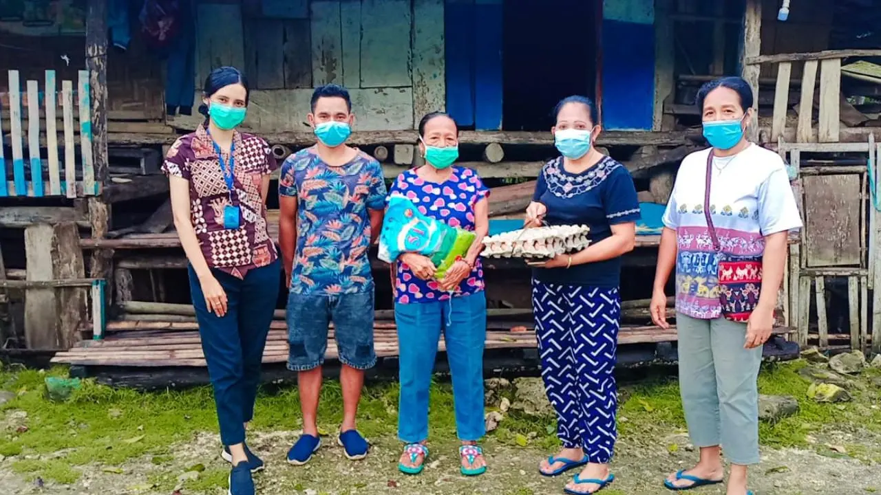 Perdhaki TBC Kab. Sumba Barat Daya Bersama KAREKA Sumba Salurkan Paket Sembako kepada Pasien TBC