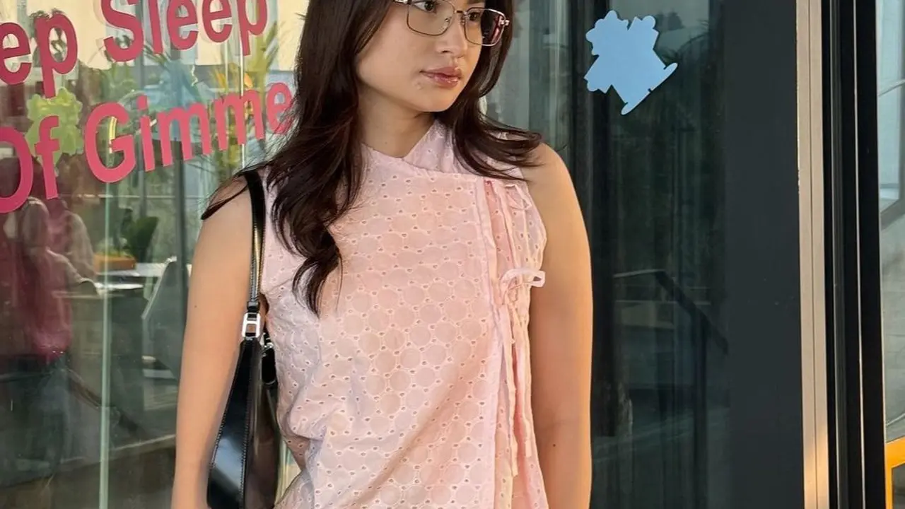 Satine Zaneta Pakai Outfit Pink (Instagram/@satinezaneta)
