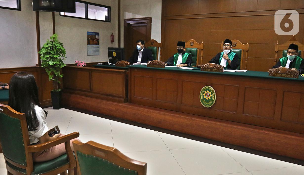 Aktris Wulan Guritno saat menjalani sidang cerai dengan Adila Dimitri di Pengadilan Agama Jakarta Selatan, Kamis (18/3/2021). Agenda sidang perdana beragendakan mediasi. (Liputan6.com/Herman Zakharia)