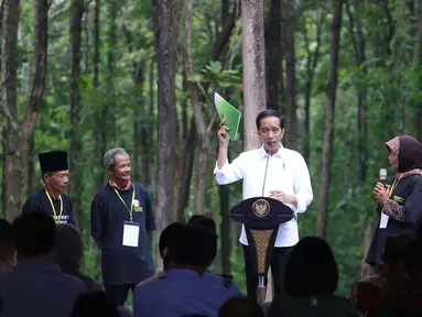 Presiden Joko Widodo berdialog dengan petani saat penyaluran Izin Pemanfaatan Hutan Perhutanan Sosial (IPHPS) di Tuban, Jawa Timur, Jumat (9/3). (Liputan6.com/Angga Yuniar)