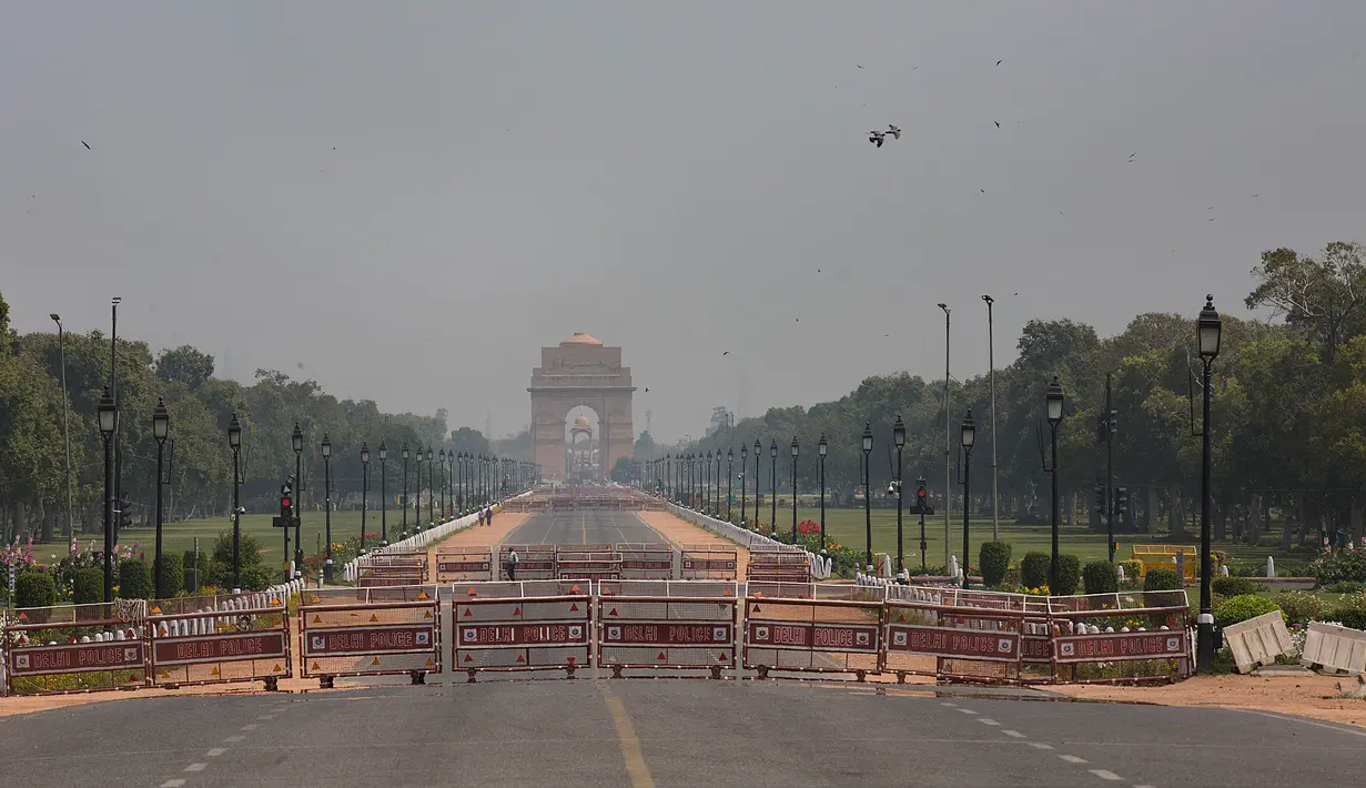 Jalan yang kosong di Gerbang India dalam periode jam malam umum di New Delhi, 22 Maret 2020. Berdasarkan imbauan PM India Narendra Modi, masyarakat mematuhi "Jam Malam Umum" pada hari Minggu sebagai upaya meminimalkan perkumpulan massa dan memastikan dilakukannya pembatasan social (Xinhua/Javed Dar)