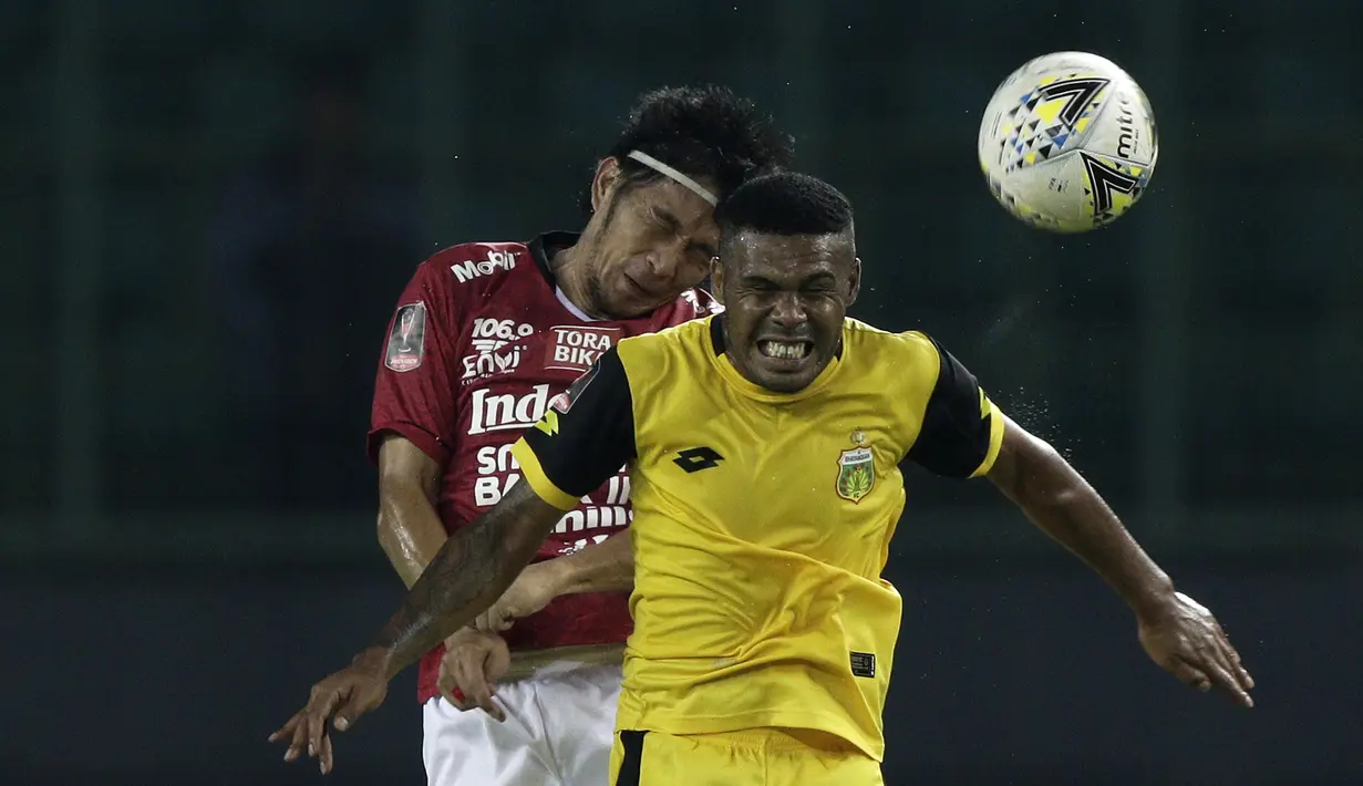 Gelandang Bhayangkara FC, Vendry Mofu, duel udara dengan bek Bali United, Michael Orah, pada laga Piala Presiden 2019 di Stadion Patriot, Bekasi, Kamis (14/3). Bhayangkara menang 4-1 atas Bali. (Bola.com/Yoppy Renato)