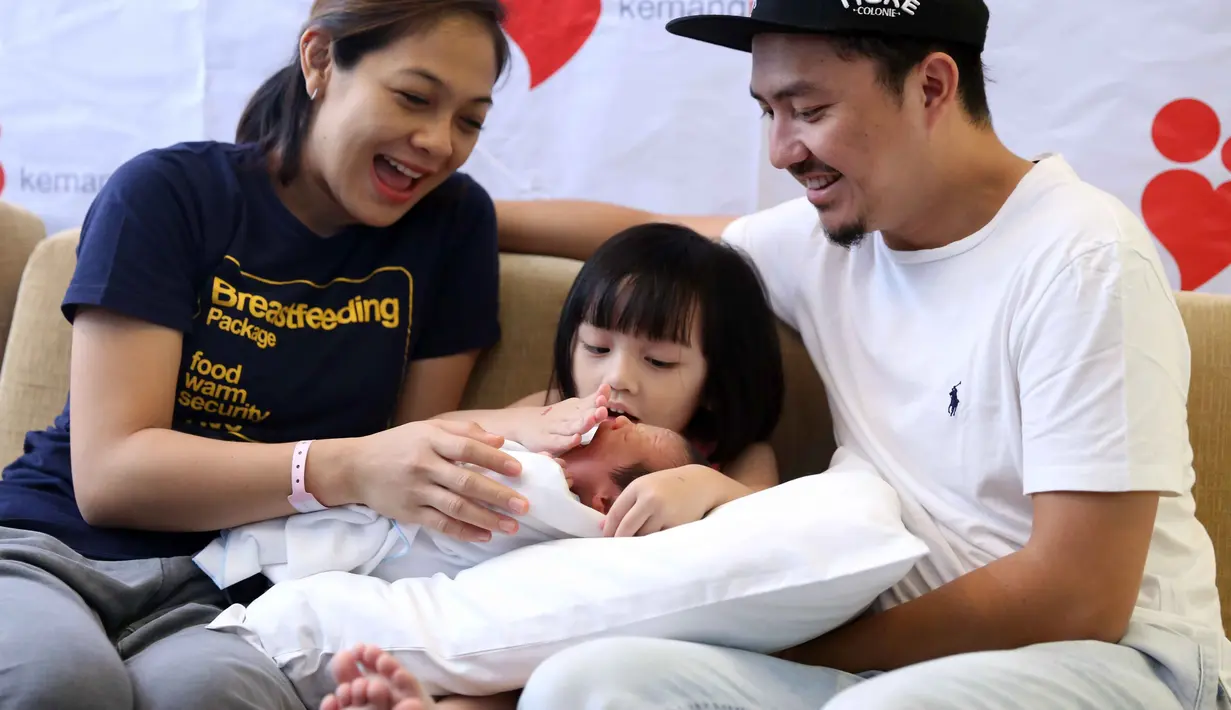 Dian Ayu dan Ananda Omesh resmi menjadi suami istri sejak 8 Juli 2012. Pada 23 April 2013, pasangan ini dikaruniai anak pertama Btari Embun Anandayu. Kini anak keduanya berjenis kelamin laki-laki diberi nama Btara Langit Anandayu.(Nurwahyunan/Bintang.com)