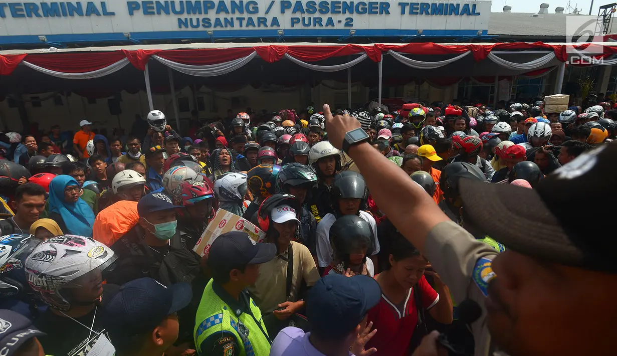 Petugas mengatur ribuan pemudik saat akan menaiki KM Dobonsolo tujuan Semarang, Jakarta, Rabu (13/6). Selain diikuti ribuan peserta, mudik gratis dari Kementerian Perhubungan ini juga diikuti 673 unit kendaraan roda dua. (Merdeka.com/Imam Buhori)