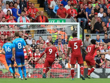 Kiper Arsenal, Petr Cech gagal menghalau sundulan penyerang Liverpool , Roberto Firmino pada lanjutan Liga Inggris di Anfield, Liverpool, Inggris (27/8). Liverpool menang atas Arsenal dengan skor 4-0. (Peter Byrne/PA via AP)