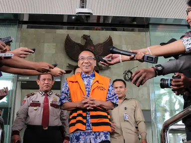 Mantan Menteri ESDM, Jero Wacik usai menjalani pemeriksaan di KPK, Jakarta, Selasa (23/6/2015). Jero diperiksa sebagai tersangka dalam kasus dugaan korupsi di Kementerian Kebudayaan dan Pariwisata yang pernah dipimpinnya. (Liputan6.com/Helmi Afandi)
