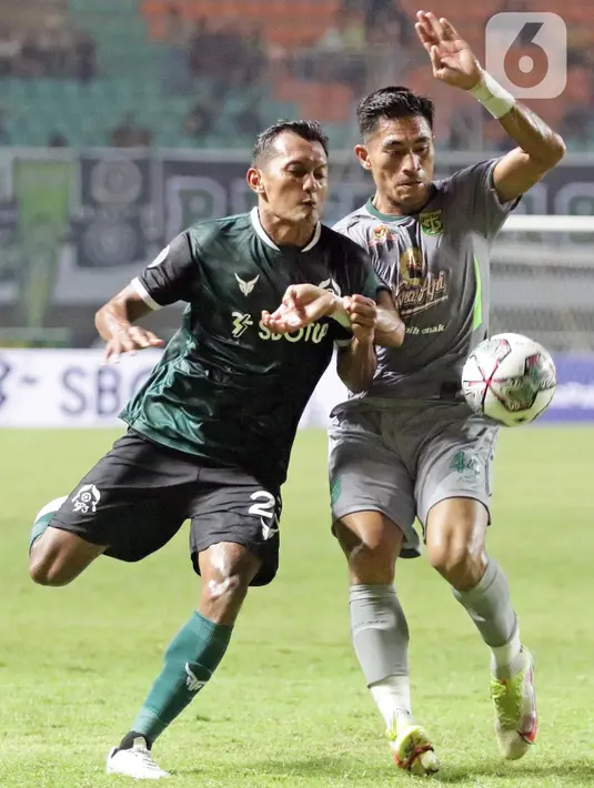 Pemain tengah Persikabo 1973, Gilang Gunarsa (kiri) berebut bola dengan Ruswan Lauhim (Persebaya Surabaya) pada lanjutan pekan pertama BRI Liga 1 Indonesia 2022-2023 di Stadion Pakansari, Kabupaten Bogor, Senin (25/7/2022). Persikabo 1973 unggul atas Persebaya Surabaya lewat gol dari titik penalti yang dicetak Gustavo Tocantins. (Liputan6.com/Helmi Fithriansyah)