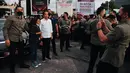 <p>Presiden Joko Widodo berfoto dengan warga di Simpang Lima, Kabupaten Ende, Provinsi Nusa Tenggara Timur (NTT), Selasa (31/5/2022). Warga sangat antusias menyambut kehadiran Presiden dan Ibu Iriana. Di sini, Presiden dan Ibu Iriana membagikan buku dan sempat berfoto dengan warga. (Foto: Laily Rachev - Biro Pers Sekretariat Presiden)</p>