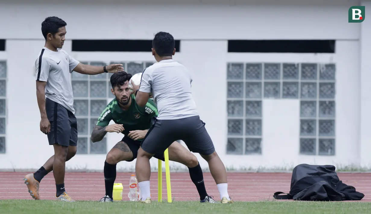 Pemain Timnas Indonesia, Stefano Lilipaly, saat mengikuti sesi latihan terpisah di Stadion Wibawa Mukti, Jawa Barat, Sabtu (3/11). Latihan ini merupakan persiapan jelang Piala AFF 2018. (Bola.com/M Iqbal Ichsan)
