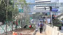 Suasana pembangunan jalur pedestrian di Jalan Sudirman, Jakarta, Senin (2/7). Perbaikan jalur pedestrian di sepanjang koridor Jalan Sudirman menjadi porsi pekerjaan PT MRT Jakarta, ditargetkan selesai pada 31 Juli 2018. (Liputan6.com/Arya Manggala)