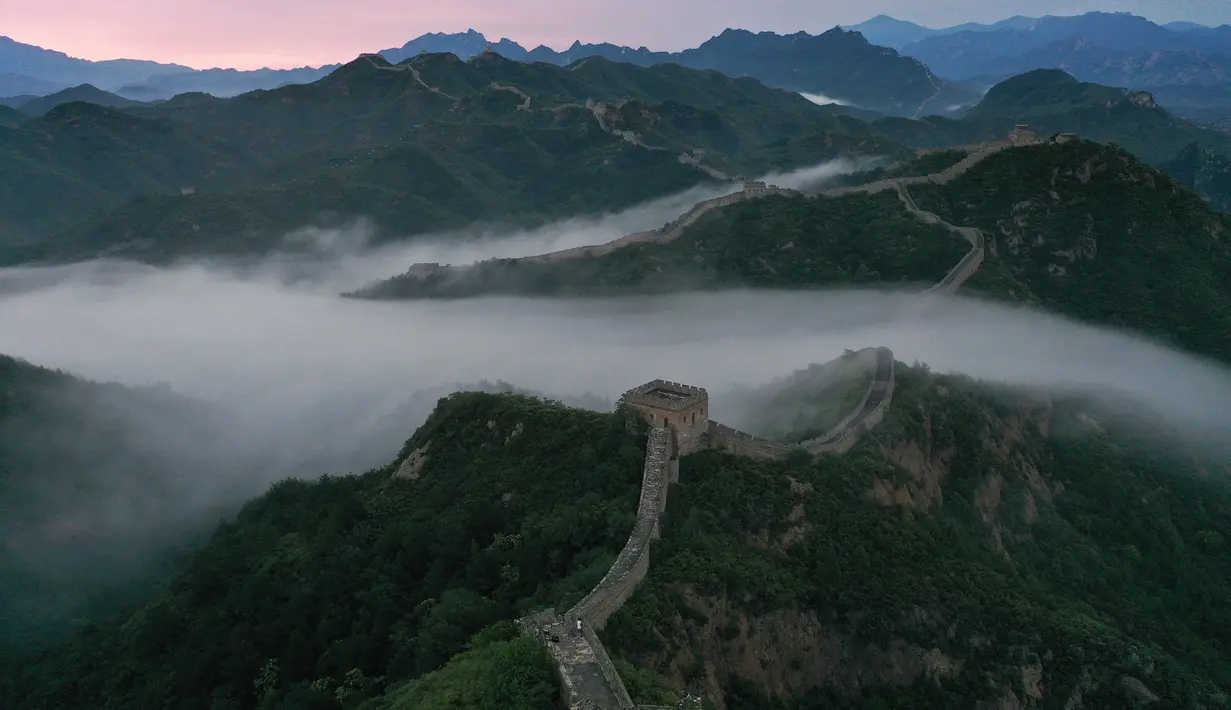 Foto dari udara menunjukkan Tembok Besar China seksi Jinshanling yang diselimuti kabut pagi di wilayah Luanping, Kota Chengde, Provinsi Hebei, China, 10 Agustus 2020. (Xinhua/Zhou Wanping)