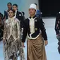 Indonesia Fashion Week 2024 (IFW 2024) kembali memukau pecinta mode dengan kolaborasi yang memukau antara desainer House Of Radinindra dan Kaya Management. Namun, yang membuat peristiwa ini semakin menarik adalah kehadiran dua sosok yang sangat diperhitungkan dalam industri hiburan Tanah Air, Syandria Kameron dan Jefri Nichol.