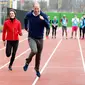 Pangeran William, Kate Middleton dan Pangeran Harry mengikuti lomba lari estafet saat pelatihan untuk acara amal Heads Together di Taman Queen Elizabeth II di London, Inggris (5/2). (AP Photo / Alastair Grant, Pool)