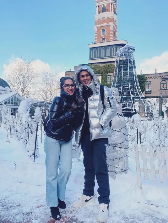 Tak hanya mengunggah momen bersama anak-anak saja, namun Ussy juga memperlihatkan potret mesra dengan Andhika Pratama. Pasangan selebriti ini juga tampil kompak hingga curi perhatian netizen. (Liputan6.com/IG/@ussypratama)