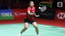Pebulutangkis tunggal putri Indonesia, Gregoria Mariska Tunjung mengembalikan kok ke arah Han Yue (China) di babak Perempat Final Indonesia Masters 2023 di Istora Senayan, Jakarta, Jumat (27/1/2023). Langkah Gregoria Mariska Tunjung terhenti usai disingkirkan wakil China, Han Yue, dalam tiga gim 21-19, 8-21, dan 16-21. (Liputan6.com/Helmi Fithriansyah)