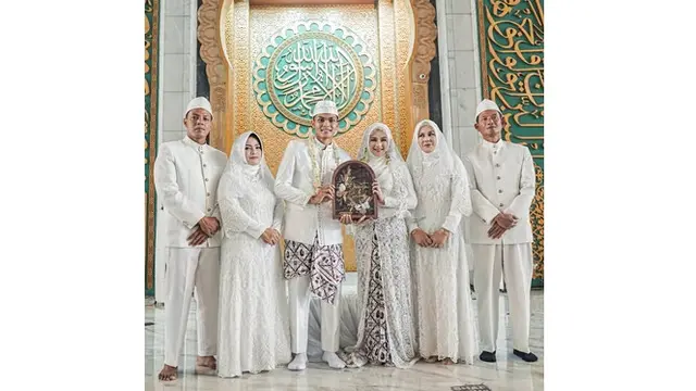 5 Momen Pernikahan Bek Persebaya Rachmat Irianto dan Siti Qonita, Khidmat