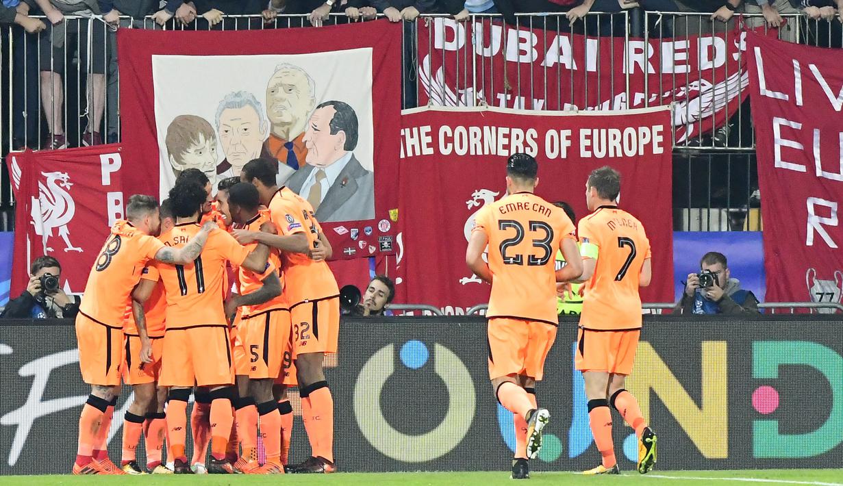 Pemain Liverpool melakukan selebrasi setelah Roberto Firmino mencetak gol ke gawang NK Maribor pada laga Grup E Liga Champions di Ljudski vrt Stadium, Maribor, 17 Oktober 2017. The Reds menang dengan skor 7-0. (AFP/Jure Makovec)