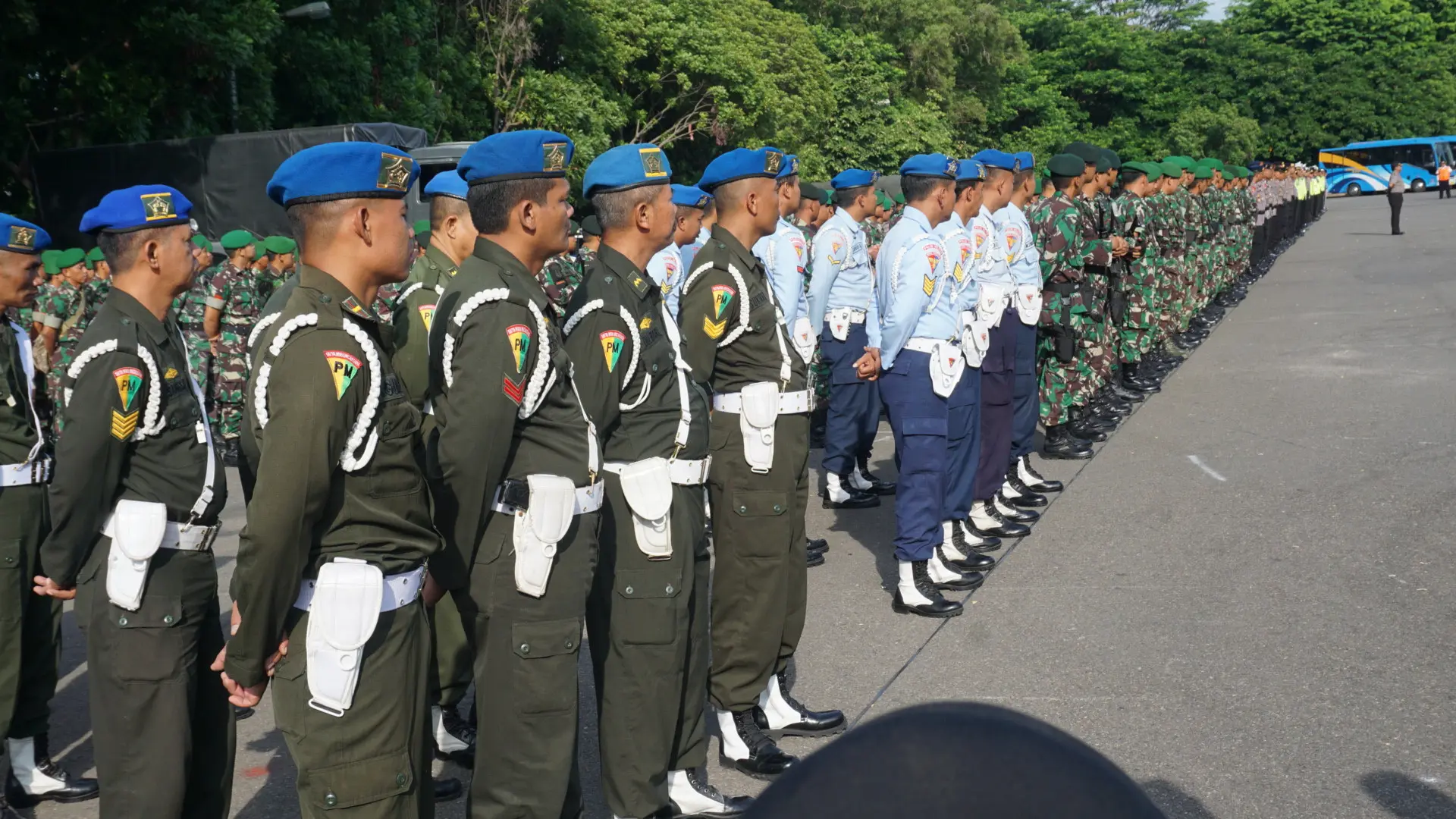 Jelang pernikahan Kahiyang Ayu, sejumlah TNI dan Polisi lakukan simulasi pengamanan. (Foto: Fajar Abrori)