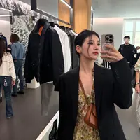 Bae Suzy Selama di Paris Hadir Fashion Show Celine. [@skuukzky]