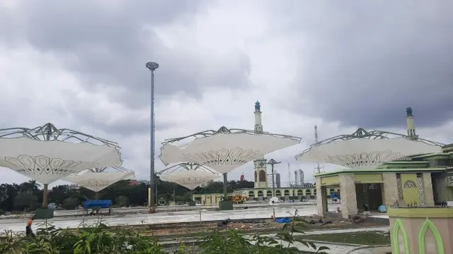 Kondisi payung elektrik Masjid Raya An-Nur Pekanbaru sebelum diterjang hujan deras dan angin kencang.