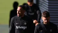Striker Chelsea, Pierre-Emerick Aubameyang tiba untuk menghadiri sesi latihan tim di fasilitas pelatihan Chelsea Cobham di Stoke D'Abernon, barat daya London pada 10 Oktober 2022. Chelsea akan bertanding melawan AC Milan pada Grup E Liga Champions di San Siro, Italia. (AFP/Adrian Dennis)