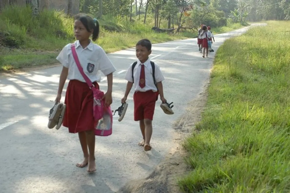 Nostalgia Ramadan: Gaya Anak SD Generasi 90-an Pulang Sekolah