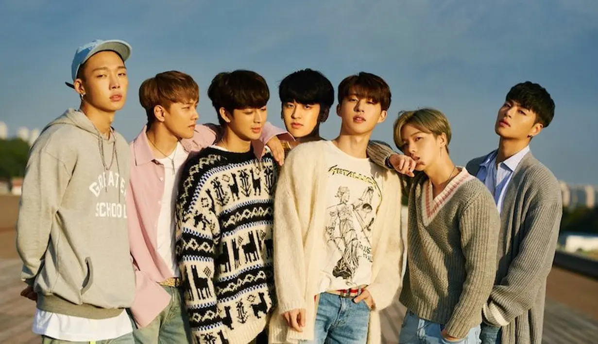 Berbeda dengan Chanwoo, Jinhwan mengatakan jika para penggemar cukup membawa badan saat iKON menggelar konser. Sedangkan Donghyuk mengatakan jika ikonics cukup memakai sepatu yang nyaman dan konbat. (Foto: soompi.com)