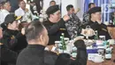 Ketua DPR Puan Maharani dan Kapolri Jenderal Listyo Sigit Prabowo saat berlangsungnya prosesi penyematan brevet Hiu Kencana di kapal selam KRI Alugoro-405, Dermaga 100, Tanjung Priok, Jakarta Utara, Senin (28/11/2022). (merdeka.com/Iqbal S Nugroho)