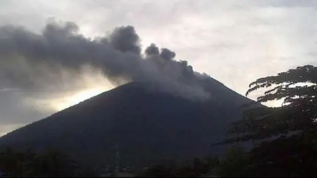 News Flash: Gunung Raung dan Gamalama Meletus