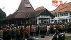 Pascakerusuhan Jumat lalu, situasi kawasan Pemda Mojokerto, Jawa Timur, berangsur normal. 