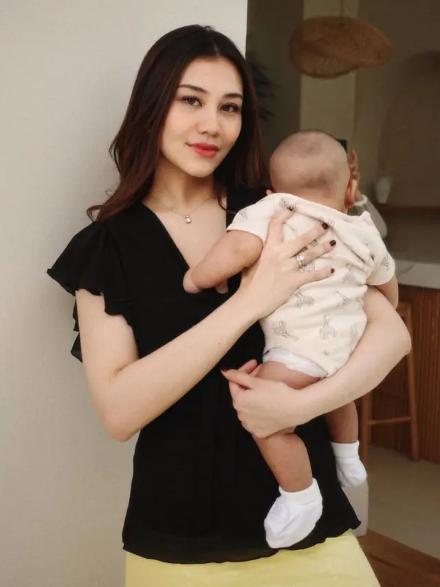 Aaliyah Massaid Tetap Stylish meski sedang gendong anak. [@aaliyah.massaid]