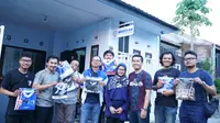 Fatra bersama sang istri (tengah) pemilik distro khusus menjual kaos berbau Arema FC (Shopee)