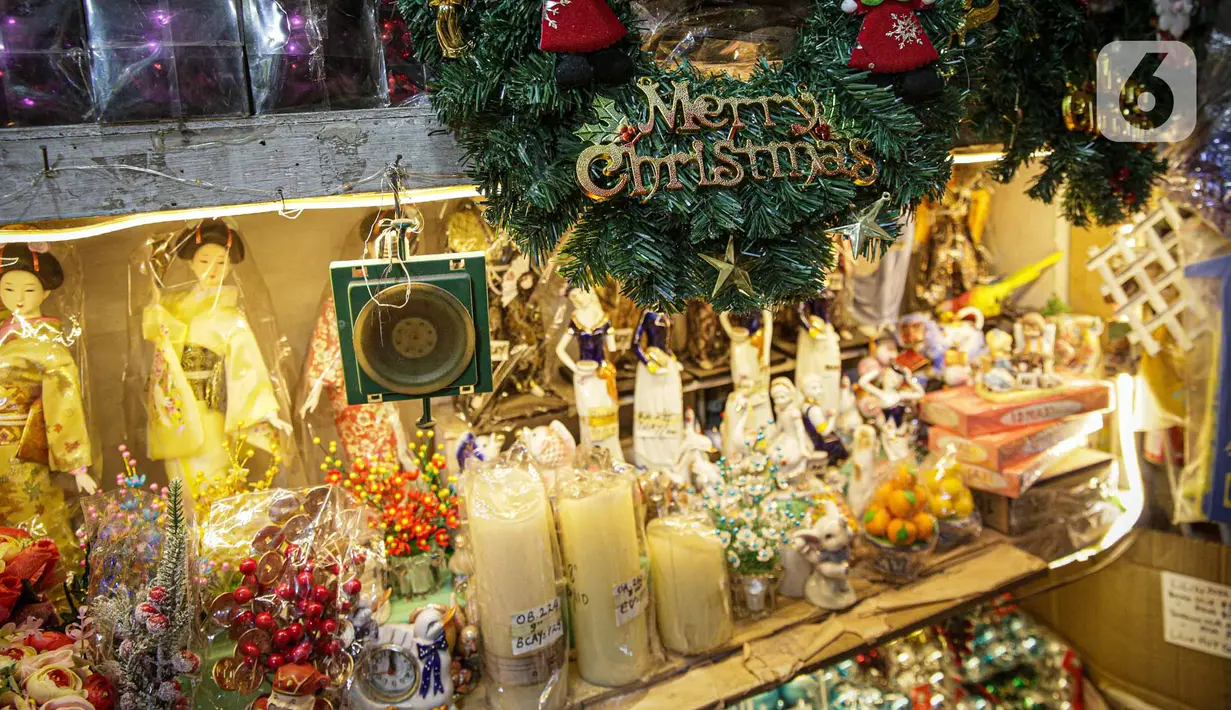 Terletak di Jalan Asemka, Pinangsia, Kecamatan Taman Sari, Jakarta Barat, Pasar Asemka menjual beragam aksesoris Natal. (Liputan6.com/Faizal Fanani)