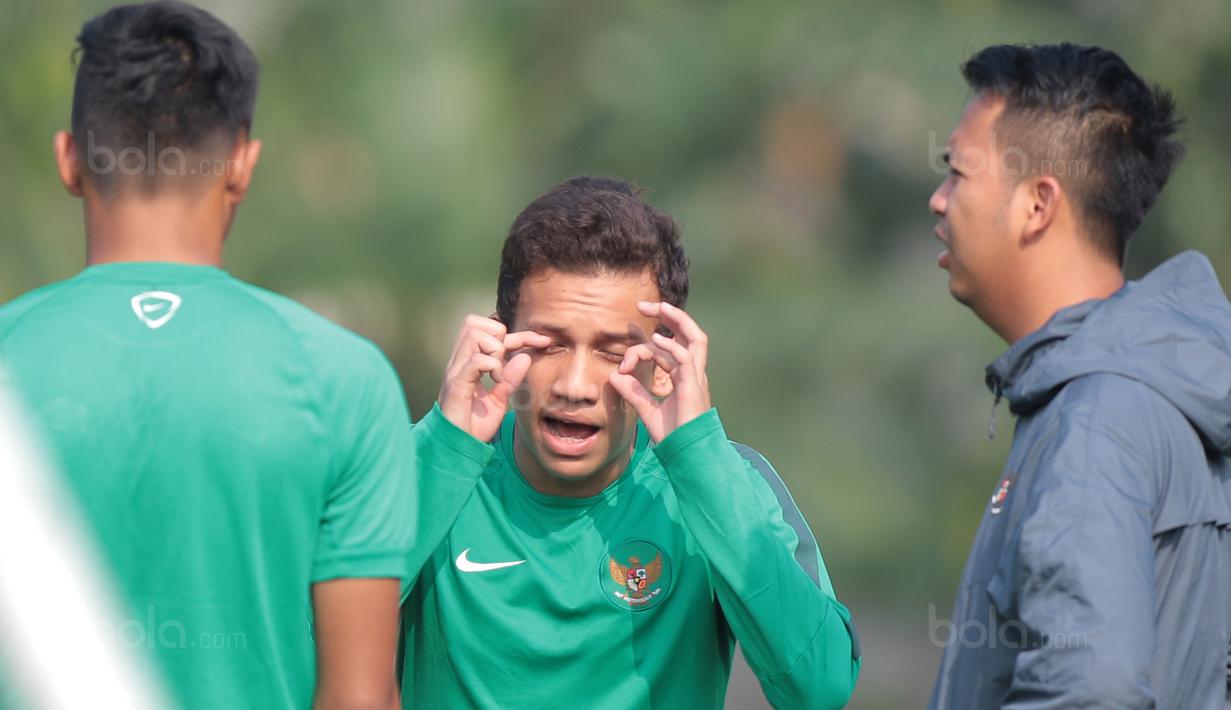 Pemain Timnas U-19, Egy Maulana (tengah) dan Rachmat Irianto (kiri) berlatih terpisah saat sesi latihan Perdana di Lapangan LFA, Bekasi, Jumat (29/9/2017). Latihan tersebut merupakan persiapan uji coba melawan Kamboja. (Bola.com/Nicklas Hanoatubun)