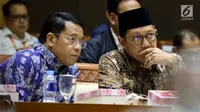 Menteri Agama Lukman Hakim Saifuddin (kanan) saat mengikuti rapat kerja bersama Komisi VIII DPR di Jakarta, Rabu (24/10). Rapat membahas penyesuaian RKA K/L Tahun 2019 suai hasil pembahasan dari Badan Anggaran DPR. (Liputan6.com/JohanTallo)