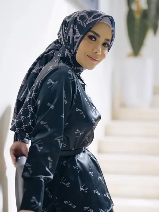 Krisdayanti juga tampil serba hitam dengan scarf dan kemeja panjang dipadukan rok hitamnya.  @vanillahijab