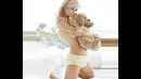 Paris Hilton tampak tersenyum sambil memeluk boneka teddy bear dala foto yang diunggahnya akun Instagram, Kamis (23/10/14). (instagram.com/parishilton)