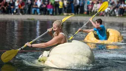 PHOTO: Unik, Warga di Jerman Lomba Naik Perahu dari Labu Raksasa 