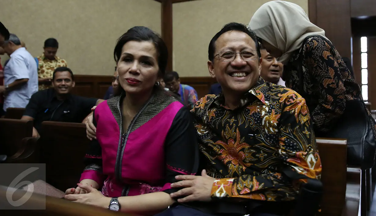 Mantan Ketua DPD Irman Gusman didampingi istrinya, Liestyana Rizal Gusman saat sidang perdana di Pengadilan Tipikor Jakarta, Selasa (8/11). Agenda sidang adalah pembacaan dakwaan oleh jaksa penuntut umum. (Liputan6.com/Johan Tallo)