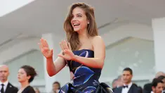 Model Barbara Palvin berpose menghadiri pemutaran perdana film 'First Man' selama Festival Film Venice ke-75 di Venesia, Italia, (29/8). Barbara Palvin tampil cantik dan seksi menggenakan gaun berwarna biru. (AP Photo/Kirsty Wigglesworth)