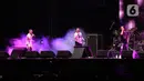 911 berhasil memeriahkan panggung The 90's Festival 2023 dengan mengajak pengunjung bernostalgia dan berjoget bersama dengan lagu More Than a Woman. (Liputan6.com/Johan Tallo)