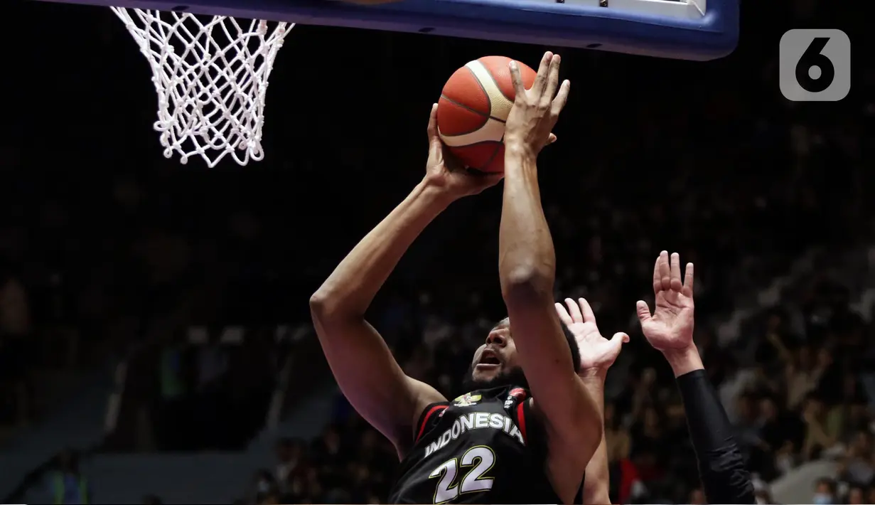 Pebasket Timnas Indonesia, Marques Terrell Bolden saat melawan Arab Saudi pada Grup A FIBA Asia Cup 2022 di Istora Senayan, Jakarta, Selasa (12/7/2022). Kemenangan ini membuka peluang Indonesia lolos ke delapan besar Piala Asia FIBA 2022, jika berhasil memetik kemenangan melawan Yordania di laga berikutnya. (Liputan6.com/Helmi Fithriansyah)