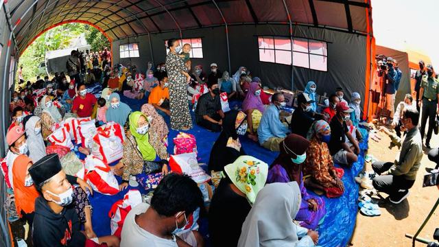 <span>Presiden Joko Widodo atau Jokowi mendengar cerita detik-detik Gunung Semeru memuntahkan laharnya dari para pengungsi yang terdampak.</span>