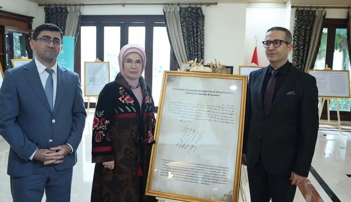 Sebelum pulang ke Turki, Emine Erdogan sempat berkunjung ke Institut Yunus Emre atau Pusat Kebudayaan Turki yang dan berlokasi di Bintaro, Jakarta Selatan, pada Rabu, 12 Februari 2025. Tampilannya pun mencuri perhatian dengan mengenakan batik. [@emineerdogan]