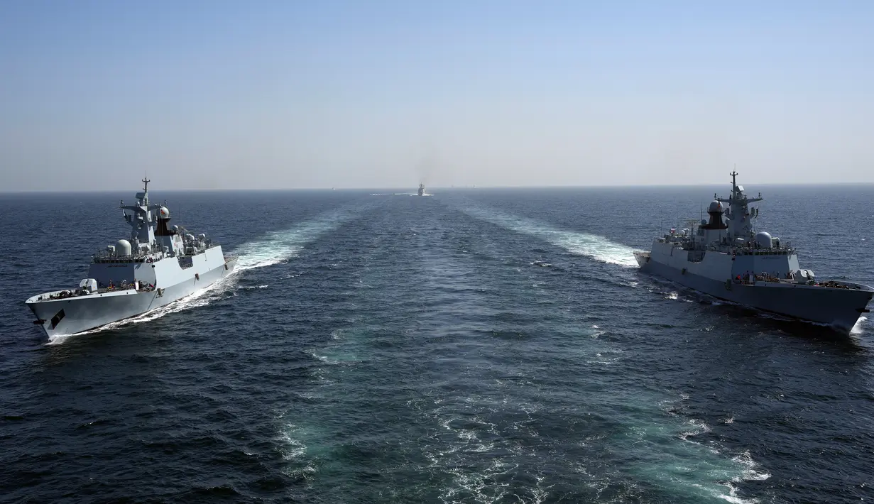 Kapal perang Pakistan ambil bagian dalam latihan multinasional AMAN-23 di Laut Arab dekat Karachi, Pakistan, 13 Februari 2023. Kapal perang lebih dari 50 negara termasuk Amerika Serikat, China, Jepang, dan Indonesia berpartisipasi dalam latihan multinasional lima hari yang diselenggarakan oleh Angkatan Laut Pakistan di Laut Arab untuk meningkatkan kerja sama dalam menjaga keamanan laut dari perompak, teroris, dan penyelundup. (AP Photo/Fareed Khan)