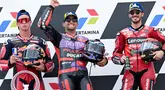 Pembalap Prima Pramac Racing, Jorge Martin (tengah) bersama pembalap RedBull GASGAS Tech3, Pedro Acosta (kiri) dan pembalap Ducati Lenovo Team asal Italia Francesco Bagnaia saat merayakan kemenangan di podium usai balapan MotoGP Grand Prix Indonesia 2024 di Sirkuit Internasional Pertamina Mandalika, Lombok, Nusa Tenggara Barat, 29 September 2024. (SONNY TUMBELAKA/AFP)