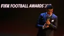 Bintang Real Madrid, Cristiano Ronaldo meraih penghargaan pemain terbaik dalam acara The Best FIFA Football Awards 2017 di London, Senin (23/10). Ronaldo sukses mempertahankan gelar The Best FIFA Men's Player yang diraihnya tahun lalu. (AP/Alastair Grant)